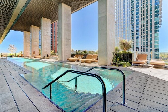 Building Photo - 610 Davis St