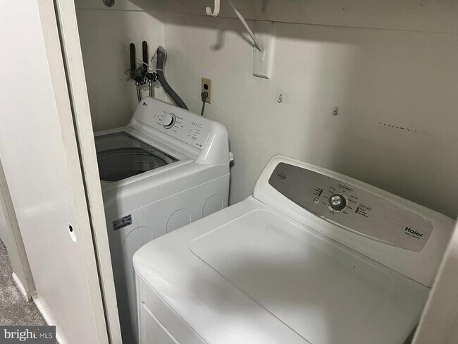 Building Photo - 69 Hampshire Rd