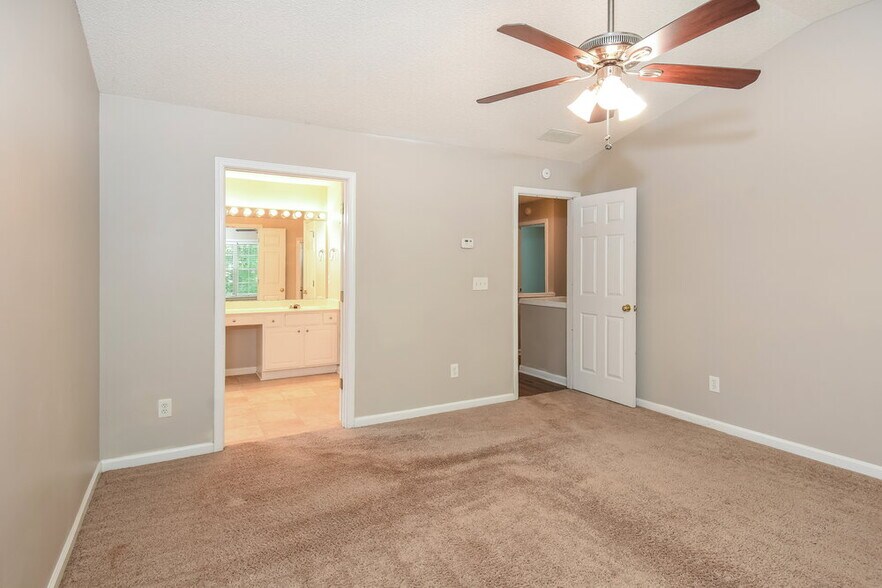 Building Photo - 3740 Ridgefair Dr