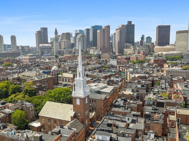 Building Photo - Renovated 2 Bed in the Heart of the North End | In-Unit Laundry | Pet Friendly | 9/1