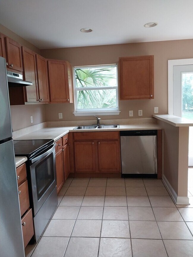 Building Photo - Cute townhome with 3 bd / 2.5 Bath