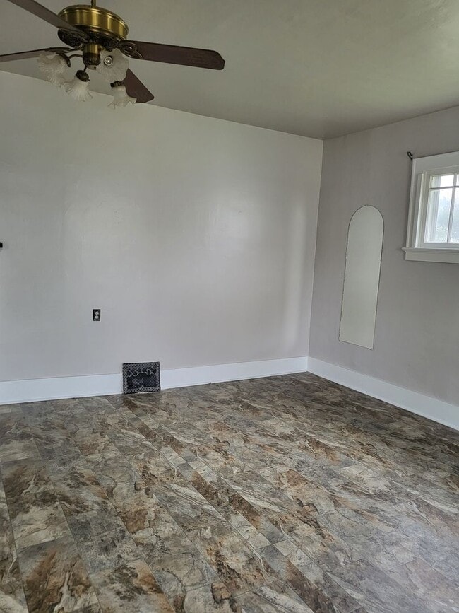 Building Photo - 2 bed 1 bath house