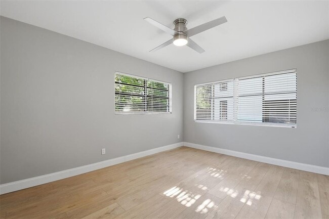 Building Photo - 405 Shore Dr E