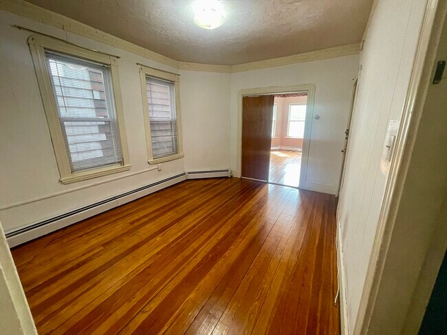 Building Photo - 136 Saratoga St