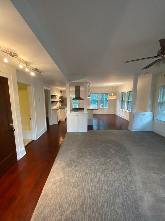 Building Photo - Charming 3-Bedroom, 1 1/2 Bath Upper Duplex in Beautiful Garfield Park Neighborhood