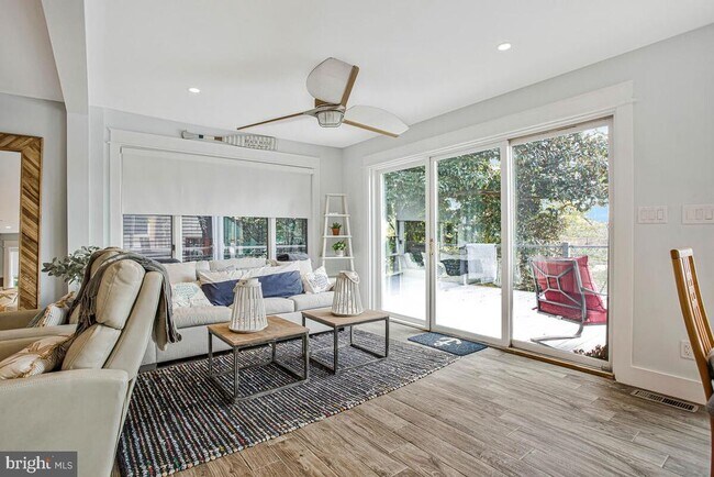 Building Photo - 125 Island View Dr