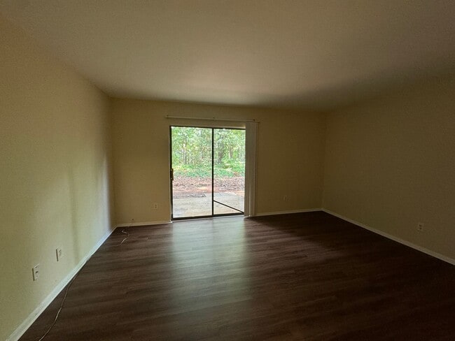 Building Photo - 2BR/1.5BA Townhome Style Apartment