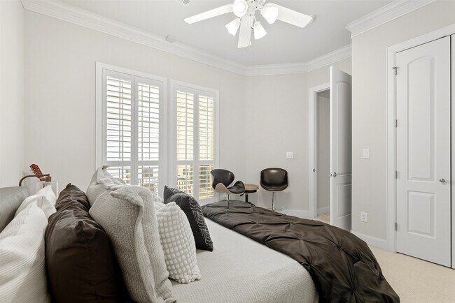 Building Photo - 1044 Memorial Village Dr