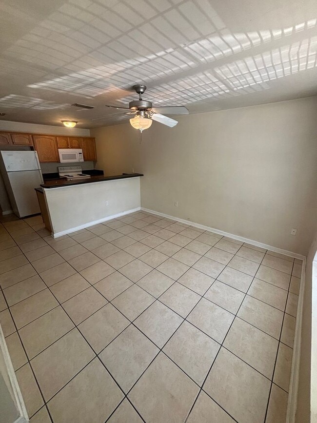 Building Photo - Awesome 3x3 Townhouse with Private Driveway!