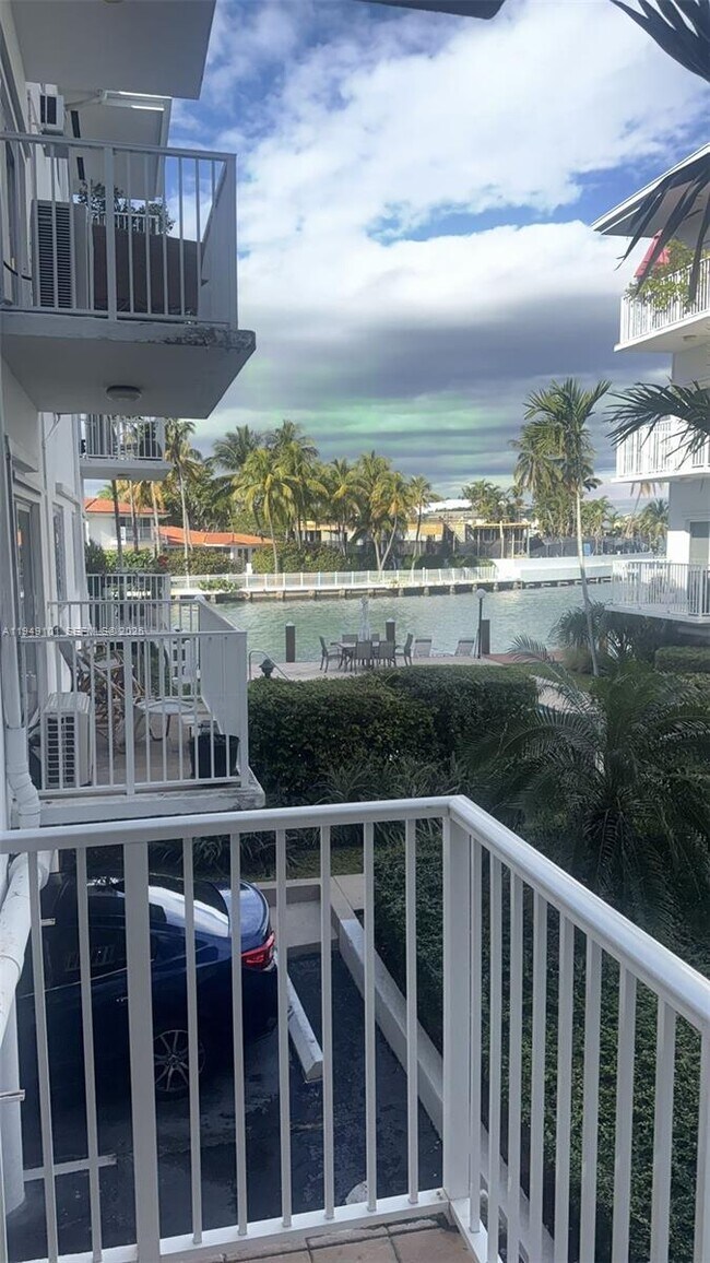 Building Photo - 10250 W Bay Harbor Dr