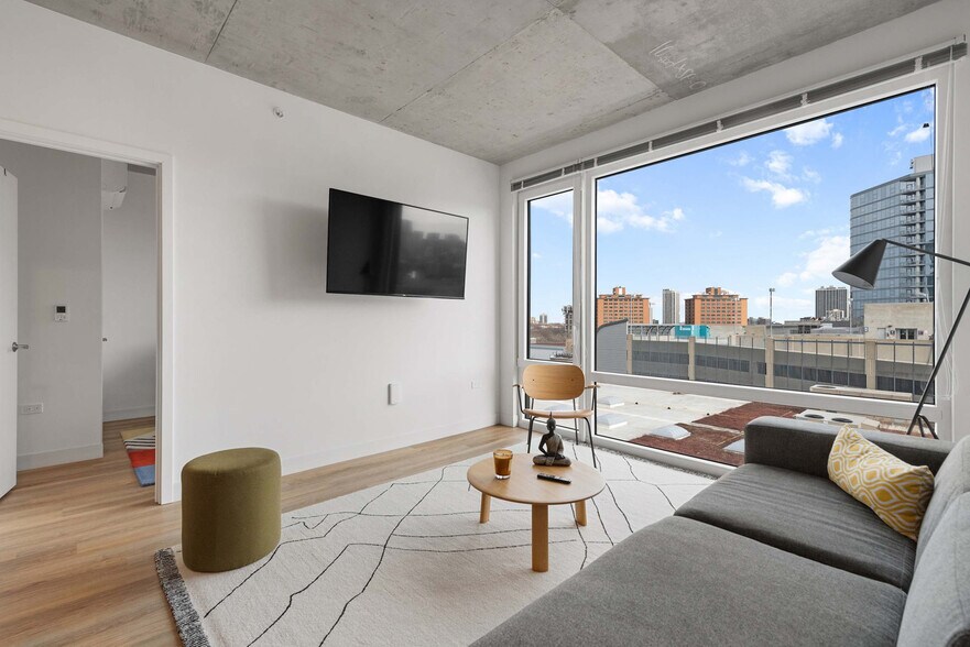 Building Photo - 853 W Blackhawk St