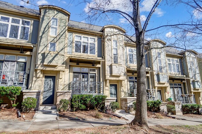 Building Photo - Beautiful Townhome in First Ward!