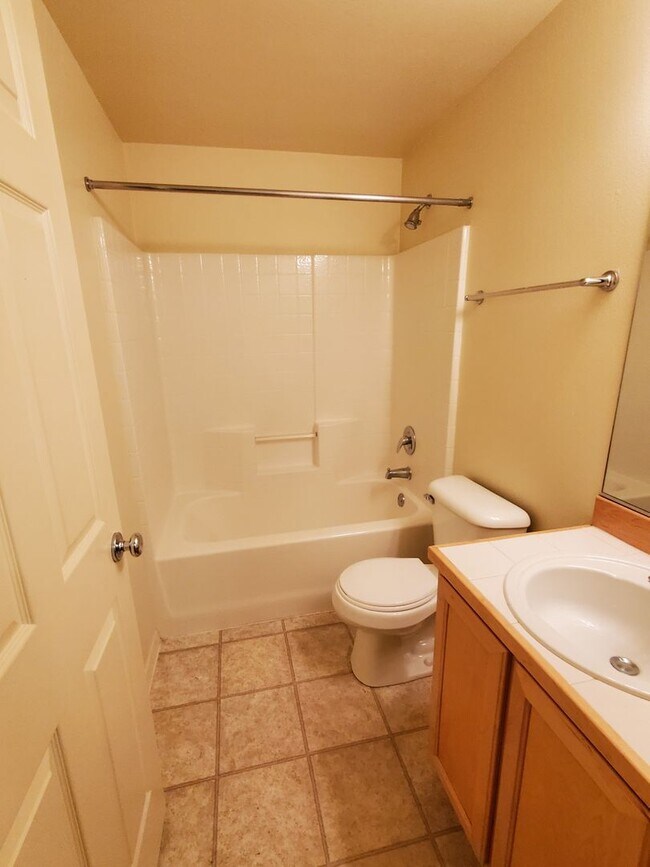 Building Photo - Great Location! 2 Bed 2 Bath Townhouse Style Condo! Open Concept! Laminate Floors Throughout Main!