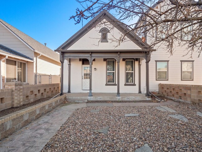 Primary Photo - Updated 2 Bed, 1 Bath House - Santa Fe Art...