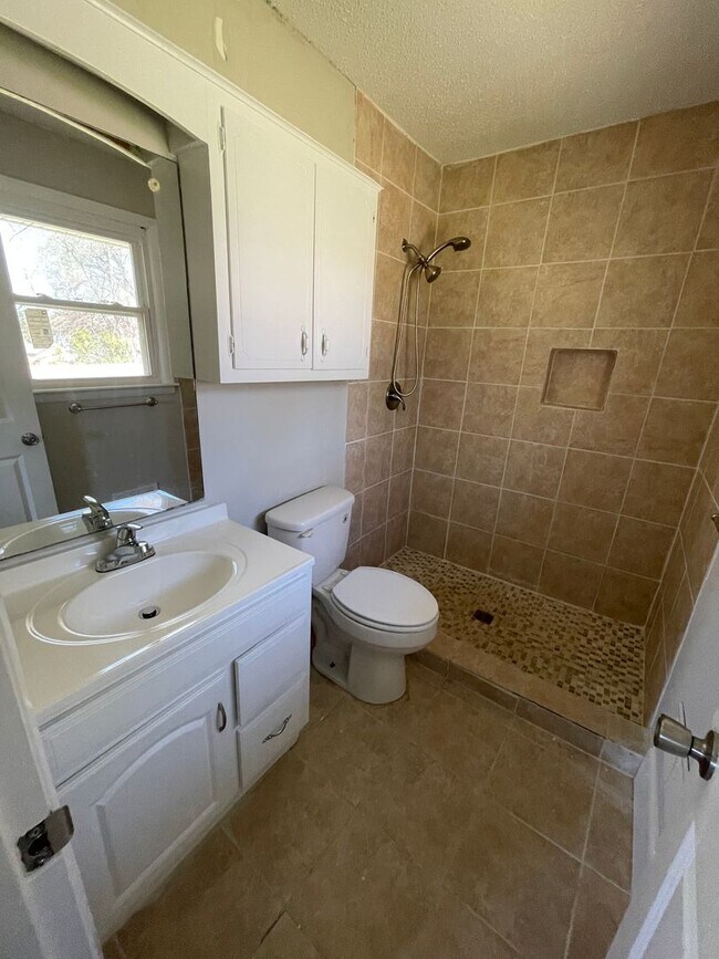 Building Photo - 3 bed/2 bath home in Martinez w/huge backy...