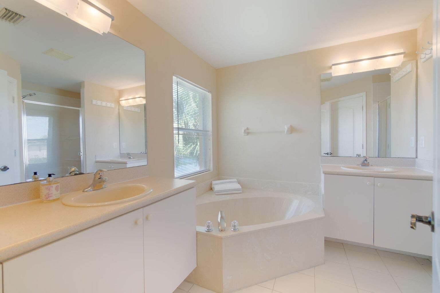 Building Photo - 213 River Bluff Ln