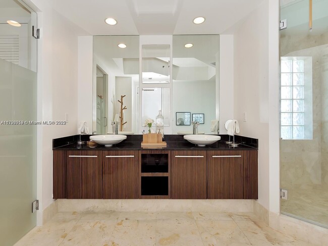 Building Photo - 2711 S Ocean Dr