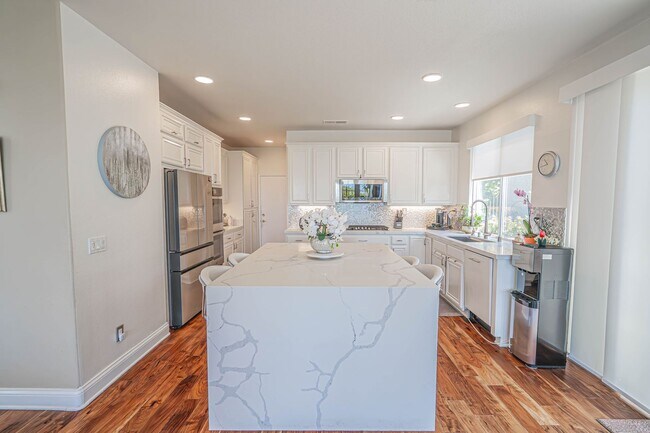 Building Photo - Expansive 5-Bedroom Home with Spa & Solar ...