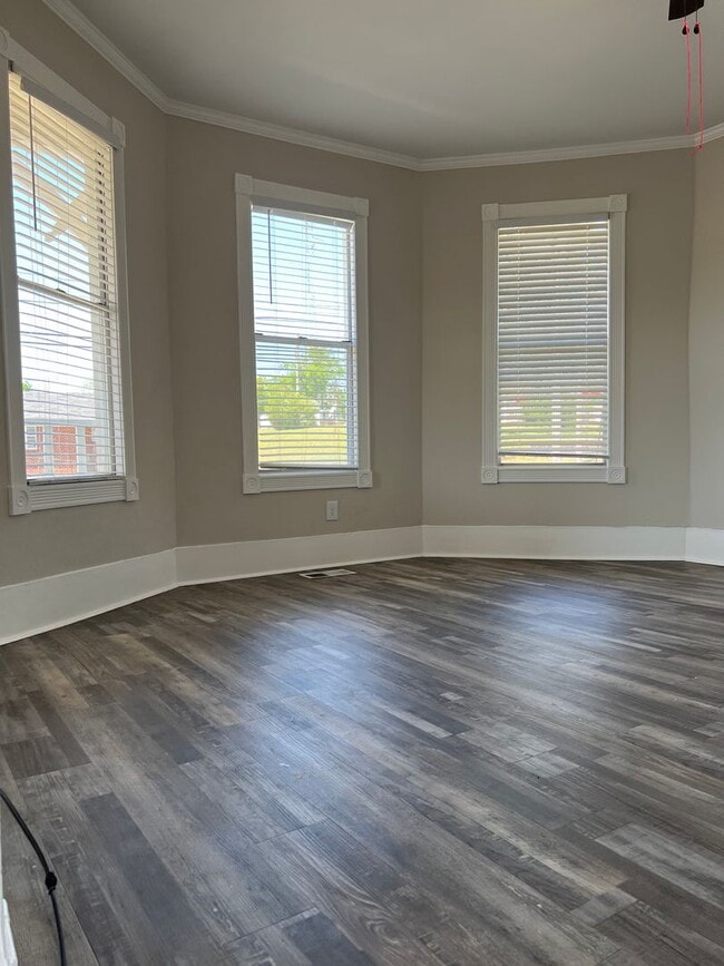 Building Photo - 908 N Main St