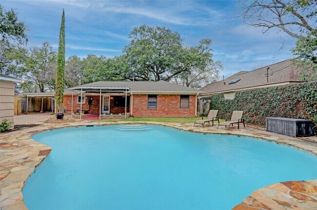 Building Photo - 9917 Cedardale Dr