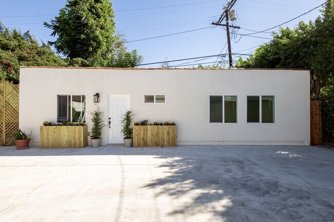 Building Photo - 614 S Sycamore Ave