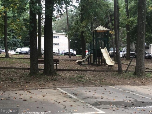 Building Photo - 4381 Americana Dr