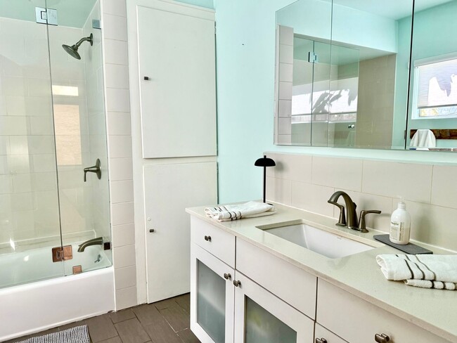 Building Photo - Charming Hollywood Hills–Adjacent 2BR Home w/ Garage | Prime 90046 Location