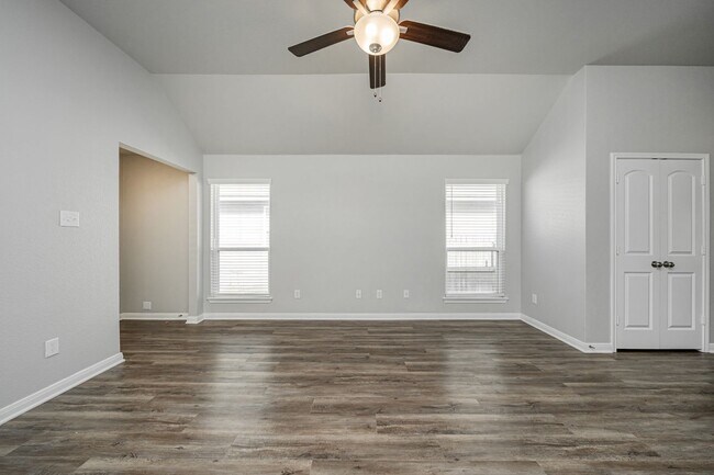 Building Photo - Your perfect escape from the hustle and bustle!