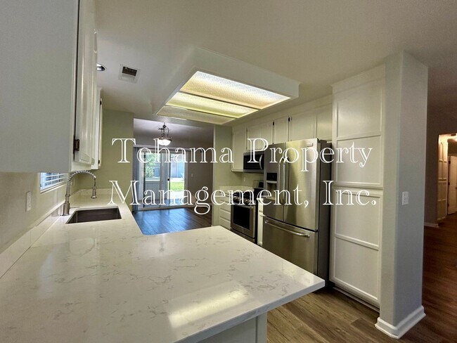 Building Photo - Executive 3 Bederoom 2 Bathroom home with in-ground pool and landscaping service included.