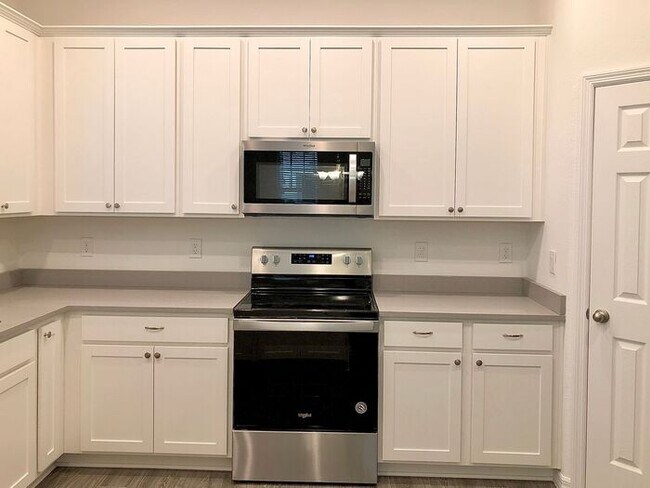 Building Photo - Beautiful 3/2.5 Newly Appointed Home with ...