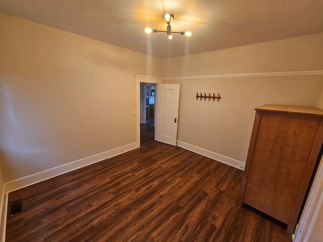 Building Photo - San Leandro Home w/ In-Law Unit: Perfect f...