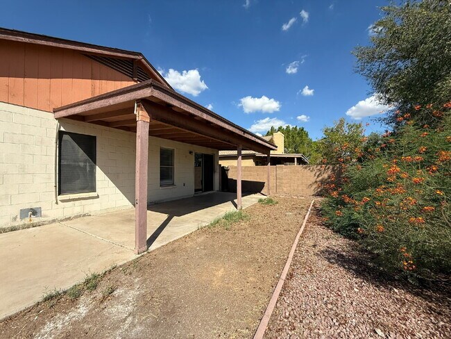 Building Photo - Golf Course Backyard! Updated 3-Bed Home i...