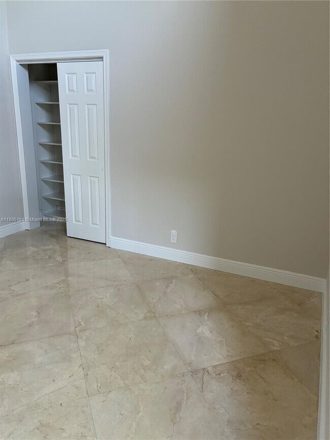 Building Photo - 384 Coconut Cir