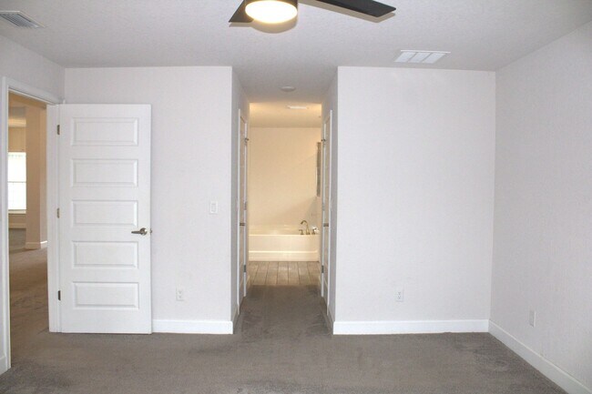 Building Photo - 4BR/2BA home available for rent in Weeki Wachee