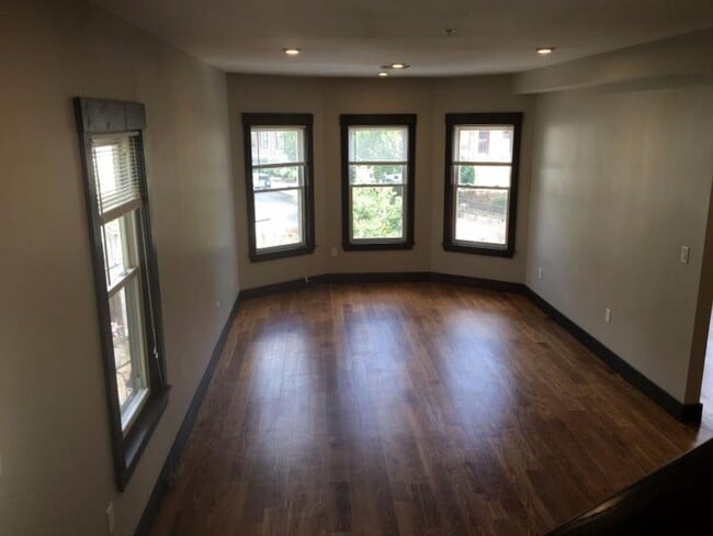 Building Photo - No Brokers Fee, In-Unit Washer and Dryer, Central heat/AC, Eat-in Kitchen, Steps from the t Stop