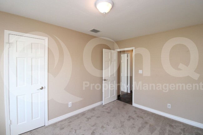 Building Photo - 11115 E Mercer Ln