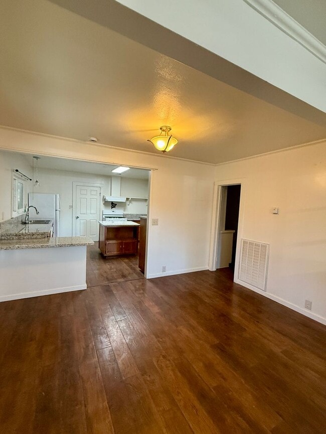 Building Photo - 3 Bedroom 1 Bath House!