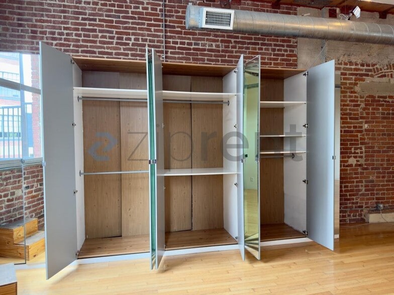 Building Photo - Unit 208