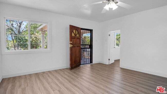 Building Photo - 472 N Ezra St
