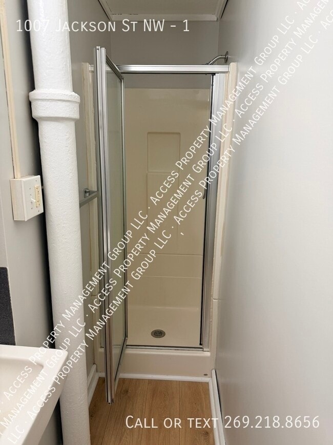 Building Photo - 1007 Jackson St NW