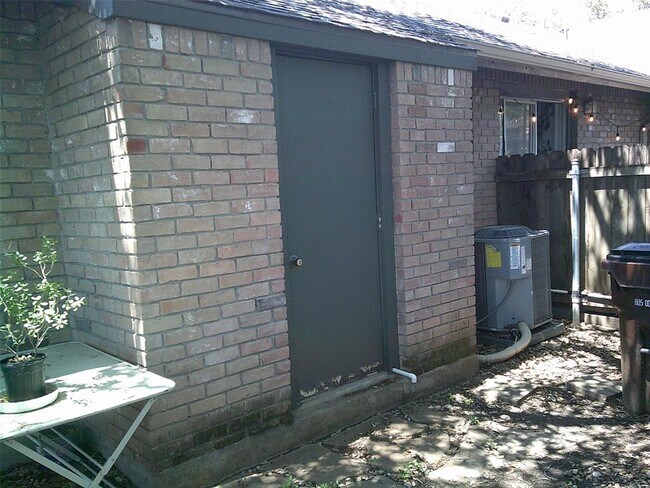 Building Photo - 1015 E Yager Ln