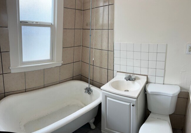 Building Photo - Hayward One Bedroom Duplex