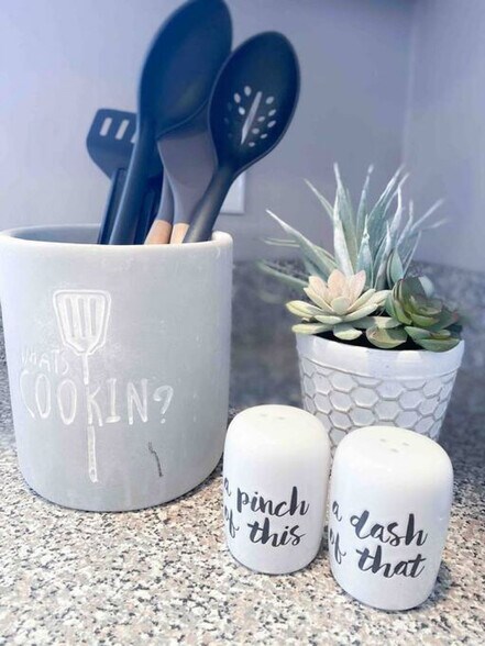 Building Photo - 11423-11425 5 Cedars Rd