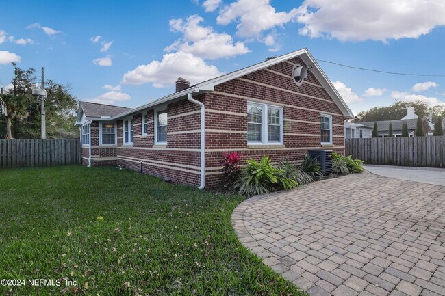 Building Photo - 1427 River Oaks Rd