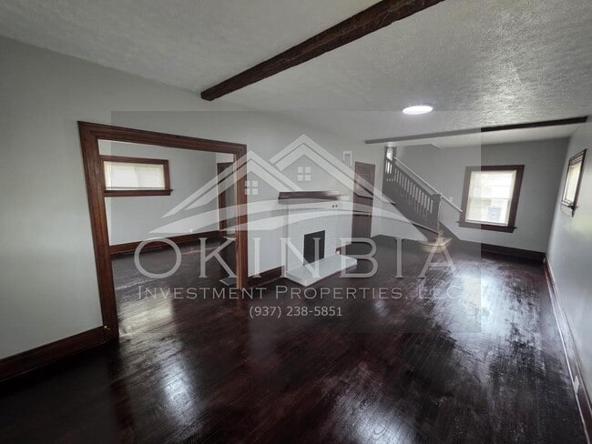 Building Photo - 713 W Hillcrest Ave