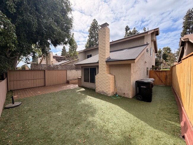 Building Photo - Beautiful Bay Ridge Cul-de-Sac Townhome