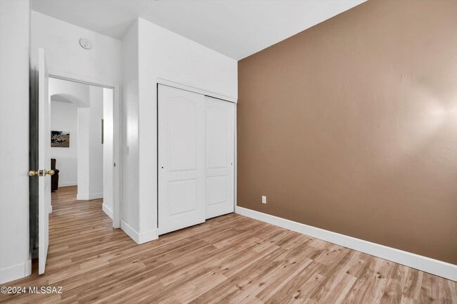 Building Photo - Incredible Spacious Back Yard! Large Covered Patio!