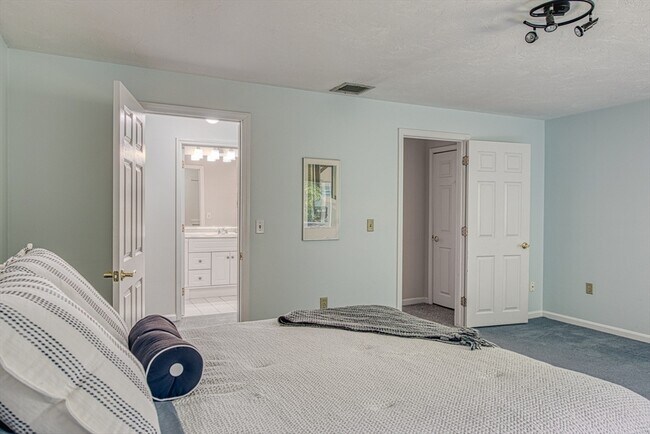 Building Photo - 28 Gaslight Ln