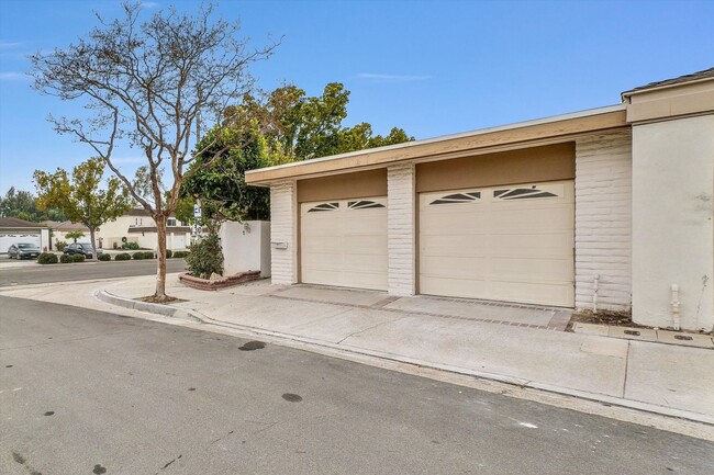 Building Photo - "Rare Single-Story Remodel: Modern 3BR End-Unit in University Park
