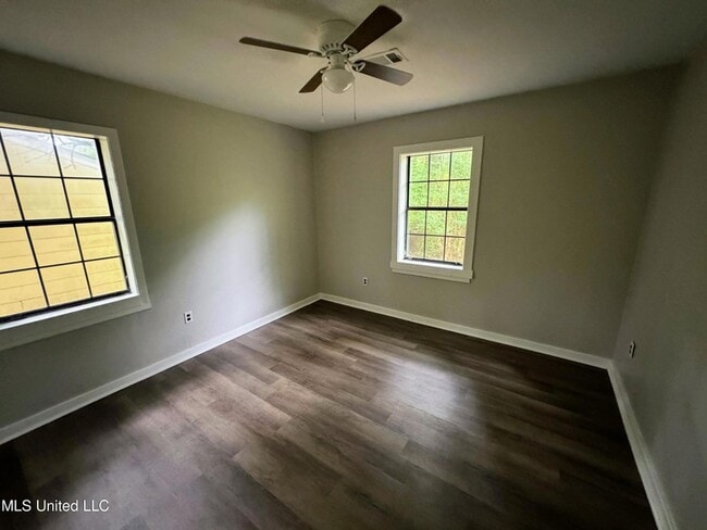 Building Photo - 521 N Park Ln